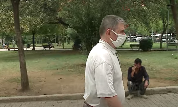 “NUK ZBATOHET ASNJË RREGULL”/ Qytetarët për rritjen e të infektuarve: Maskat i mbajmë nëpër çanta