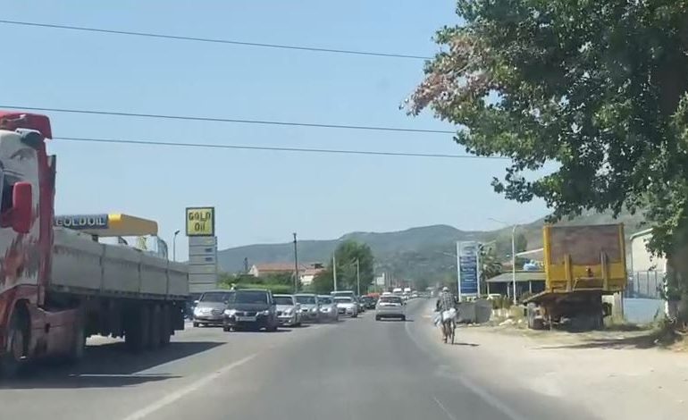 TRAFIK I RËNDUAR NË ELBASAN/ Radhë kilometrike në hyrje të qytetit (PAMJET)