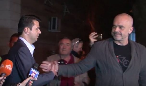 “TRADHËTAR. PI NJË KAFE LUL…”/ Demokratët “sulmojnë” Bashën pasi mbështet vendimin e Ramës për strehimin e afganëve