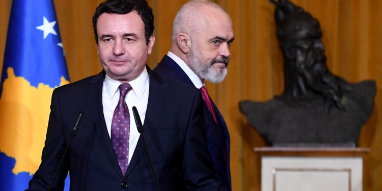 “RUAJ KOSOVËN NGA SERBIA”/ Rama i përgjigjet komentuesit dhe thumbon Kurtin