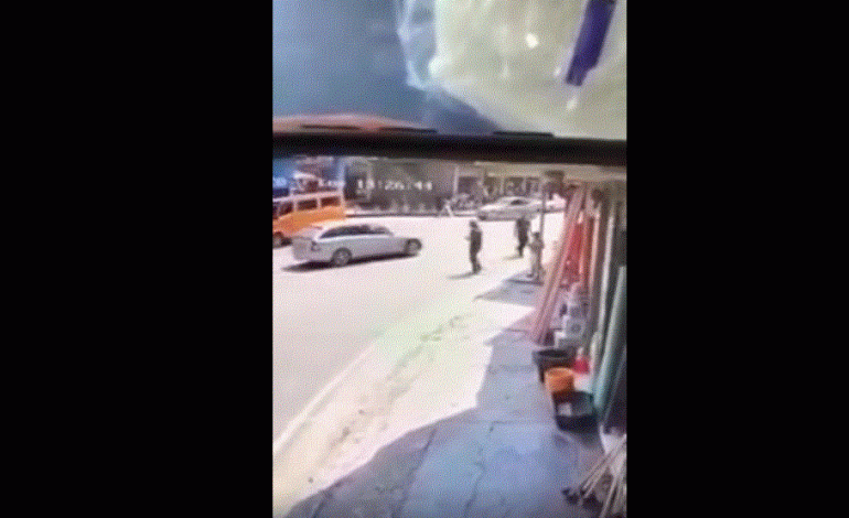 PAMJET SHOKUESE/ Makina “ngre në ajër” të riun e hedh 4 metra në asfalt (VIDEO)