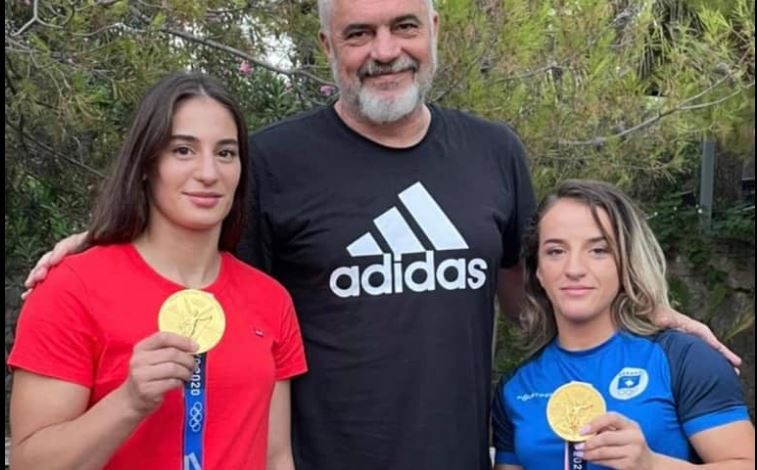 FOTO E DITËS/ Rama takon “ÇIKAT E ARTA” të Kosovës: Nder i madh! Uroj t’i vizitoj së shpejti në Pejë për…
