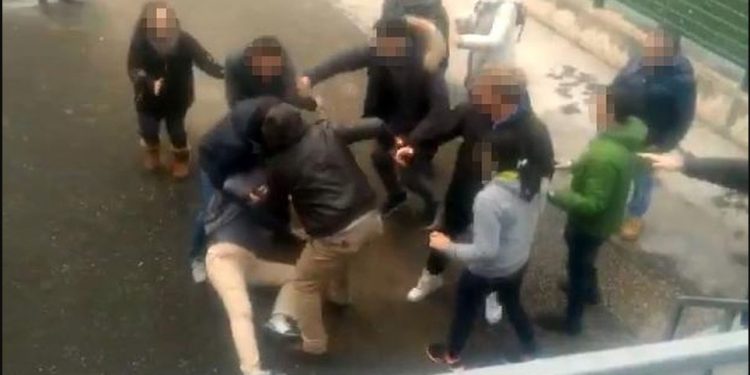 E RËNDË NË LUSHNJE/ Pesë të rinj rrahin rëndë 26-vjeçarin me dorezë hekuri