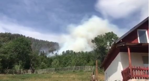 AKTIVIZOHET SËRISH ZJARRI RUGOVË/ Rrezikohen dhjetëra shtëpi, situata e rëndë edhe në Ferizaj