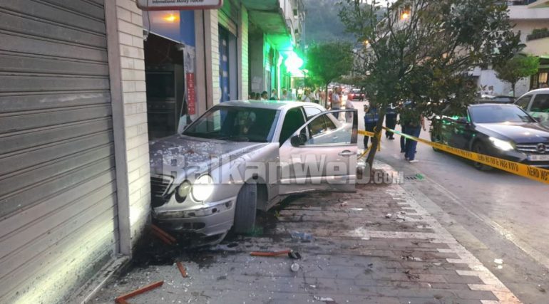NDODH NË BERAT/ “Benzi” humb kontrollin dhe përfundon brenda DYQANIT, katër…