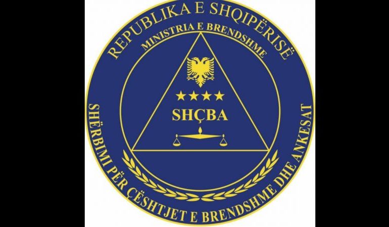 MERRTE PARA DHE LEJONTE NDËRTIMET PA LEJE/ SHÇBA ndalon inspektorin e policisë kriminale në Tiranë