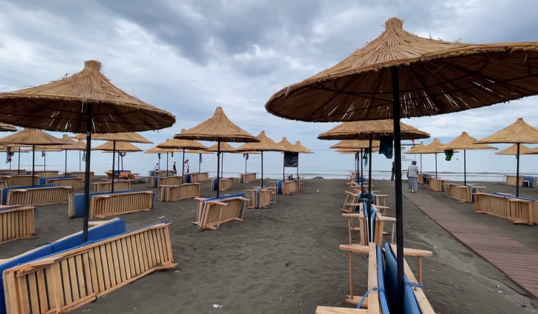 MOTI I KEQ/ Në Shëngjin ndërpritet plazhi nga reshjet e SHIUT
