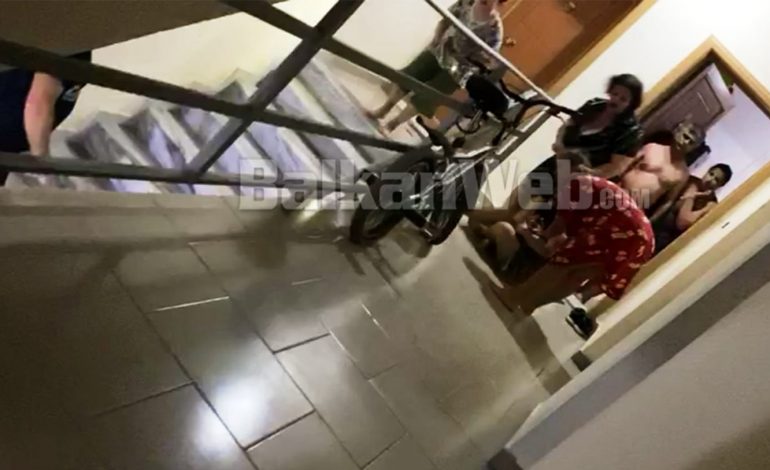 ULËRIMA E PANIK/ Dhunon gruan dhe fëmijët, 46-vjeçari hidhet nga kati i katërt i pallatit, por shpëton (VIDEO)