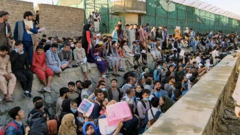 PERSHKALLËZON SITUATA! Shpërthim i fuqishëm jashtë aeroportit në Kabul. Raportohet dhe për…