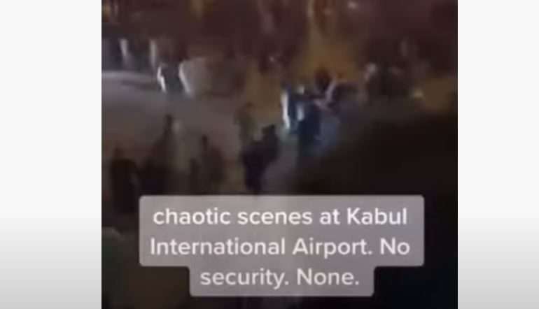 PAMJET KAOTIKE/ Shikoni çfarë po ndodh në aeroportin e Kabulit. Afganët…