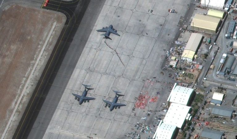 KAOS NË AFGANISTAN/ Forcat talebane pozicionohen në aeroportin e Kabulit, gati të marrin kontrollin e plotë