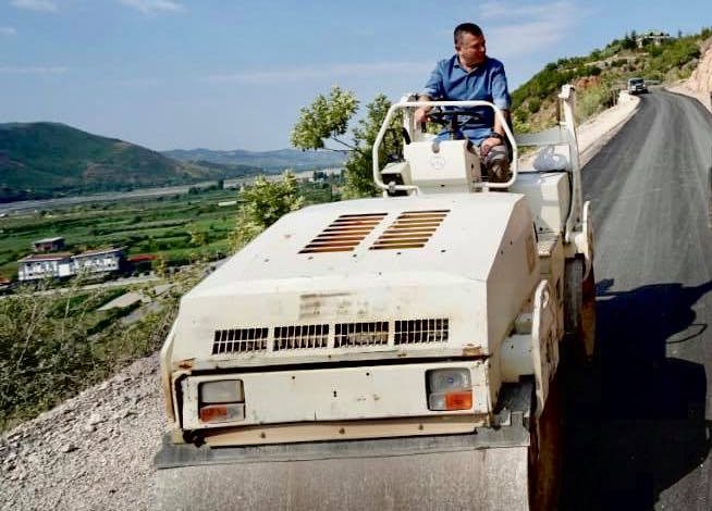 FOTOLAJM/ Taulant Balla në majë të rulit duke shtruar rrugën: S’ka kohë për pushim!
