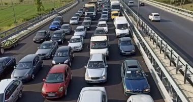 TRAFIK I RËNDUAR NË AKSIN MILOT-LEZHË/ Mijëra shqiptarë të Kosovës dynden drejt bregdetit