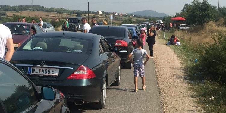 RIKTHEHEN PAS PUSHIMEVE/ Radhë të gjata në kufi, më shumë se 3 orë pritje për të dalë nga Kosova