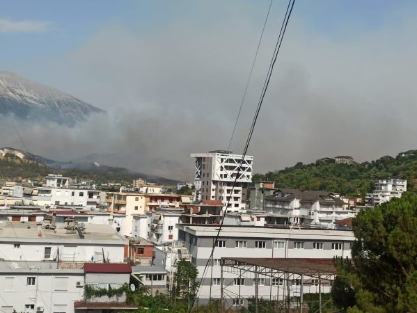 RIAKTIVIZOHEN VATRAT E ZJARRIT NË GJIROKASTËR/ Tymi “pushton” qytetin, rrezikohen banesat e disa fshatrave (VIDEO)