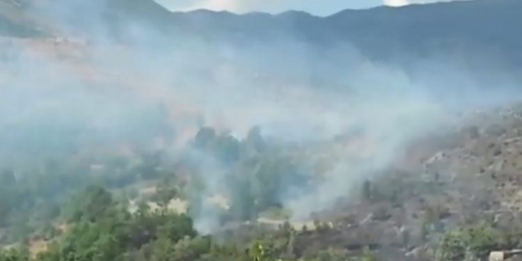 ZJARRI NË MAJËN E RUNËS/ RREZIKOHET Tuneli i Kalimashit, flakët afrohen pranë…