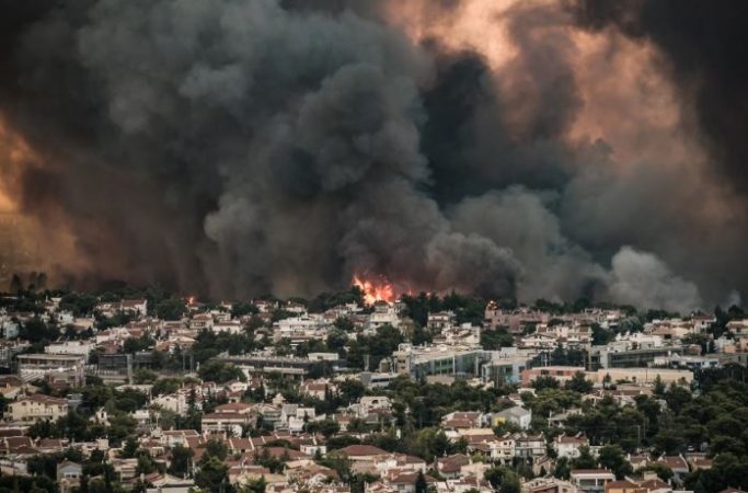 PAMJE SHOKUESE NË GREQI/ Qyteti i Varybobi shkrumbohet i tëri, zjarrfikëset të pafuqishme ndaj flakëve (FOTO)