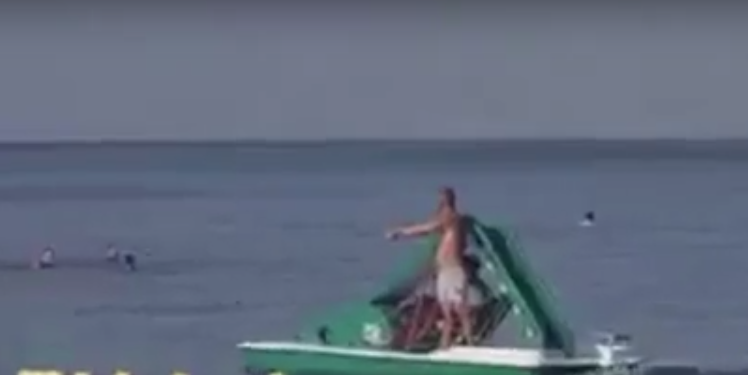 PANIK NË VELIPOJË/ Mbytet i moshuari, qytetarët futen me varkë për ta nxjerrë