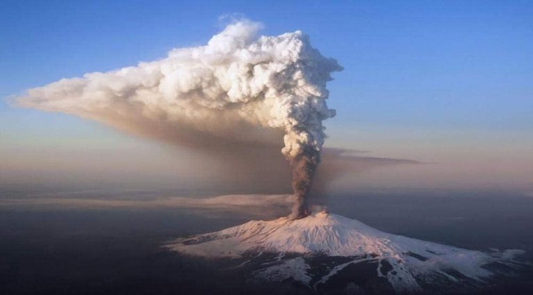 TË DHËNA HISTORIKE/ Etna arrin pikën më kulmore pas 40 vitesh, shpërthimi i fundit rrit lartësinë në 3357 metra