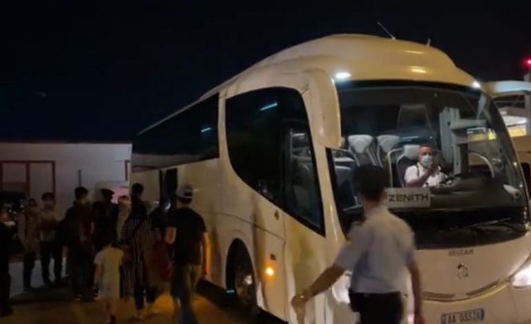 MBËRRIN AVIONI I TRETË ME 59 PASAGJERË/ Deri më tani në Shqipëri janë strehuar 275 afganë