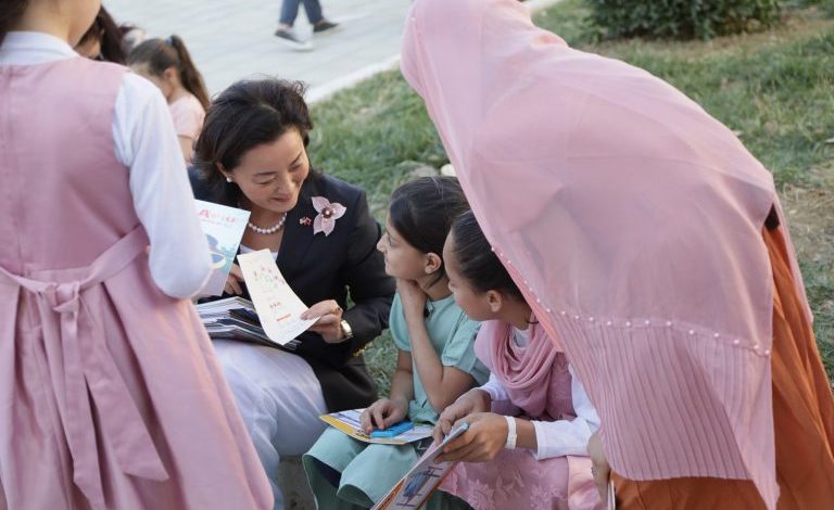 “U EMOCIONOVA…”/ Yuri Kim zbulon dhuratën e veçantë që mori nga vajza afgane në Tiranë (FOTOT)