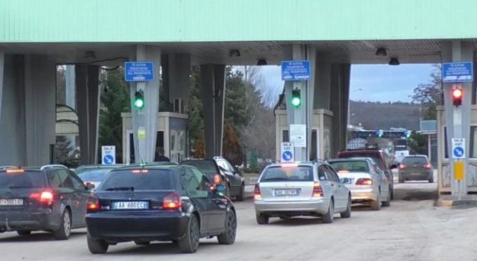 FLUKS I LARTË NË QAFË THANË/ Qytetarët e Maqedonisë së Veriut në Shqipëri për fundjavë