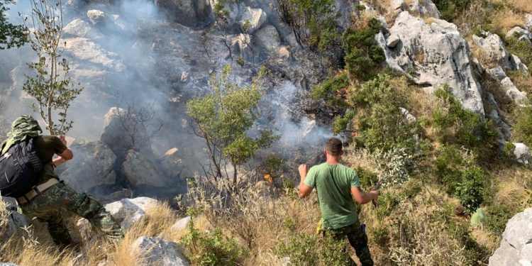 DITA E 15 MES FLAKËVE/ Riaktivizohen disa vatra zjarri mbi fshatin Dukat dhe Karaburun. Pritet…