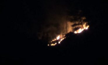 RREZIKU NGA ZJARRET/ Erërat e forta riaktivizojnë vatrën në Malin e Thatë