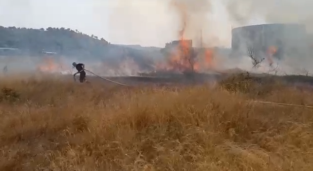 ZJARR NË AUTOSTRADËN FIER-VLORË/ Flakët RREZIKOJNË depozitat e karburantit (VIDEO)