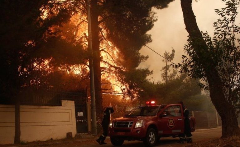 SKANDAL NË GREQI/ Banorët denoncojnë: 3 policë të përfshirë në zjarrëvënie të qëllimshme, flakëve u hidhnin…