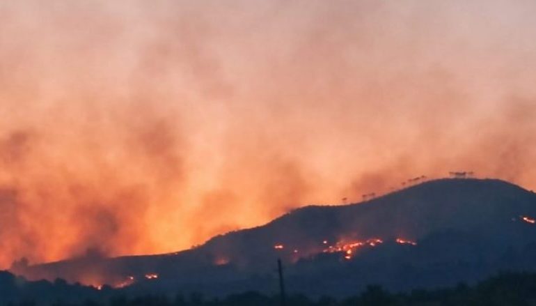 ZJARRET NË VEND/ Vijojnë ende vatrat në Karaburun e Thirrë, ka problematikë të theksuar në Majën e Rrunës