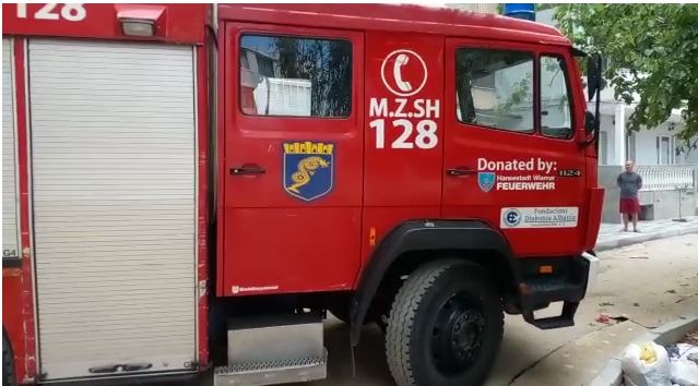 ZJARR NË NJË BANESË NË ASTIR/ Zjarrfikësit mbërrijnë menjëherë dhe izolojnë flakët