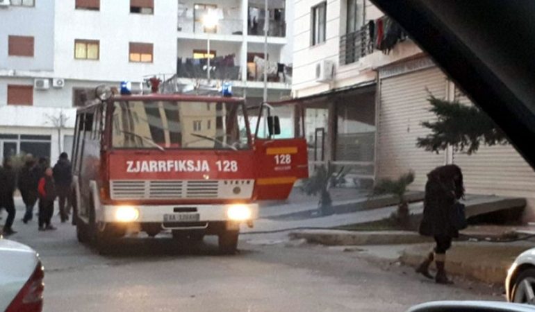 E FUNDIT/ Zjarr në ashensor në një pallat tek “Kthesa e Kamzës”, forcat zjarrfikëse në vend