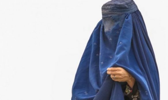 “BRAKTISJA E KLASAVE 5 MINUTA PARA MESHKUJVE”/ Rregullat e reja për femra në universitetet private në Afganistan