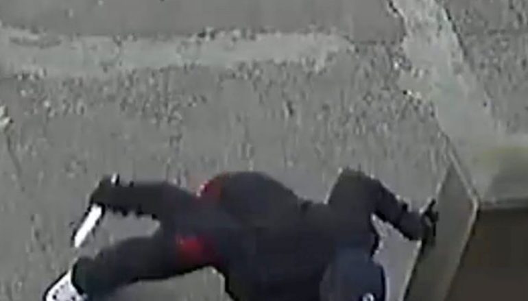 E RËNDË/ Burri në SHBA masakron me thikë të renë në mes të ditës, publikohen pamjet e rënda (VIDEO)