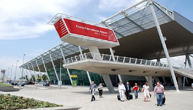 UDHËTIMET DREJT HOLANDËS/ Aeroporti “Nënë Tereza” jep lajmin e rëndësishëm për të gjithë qytetarët