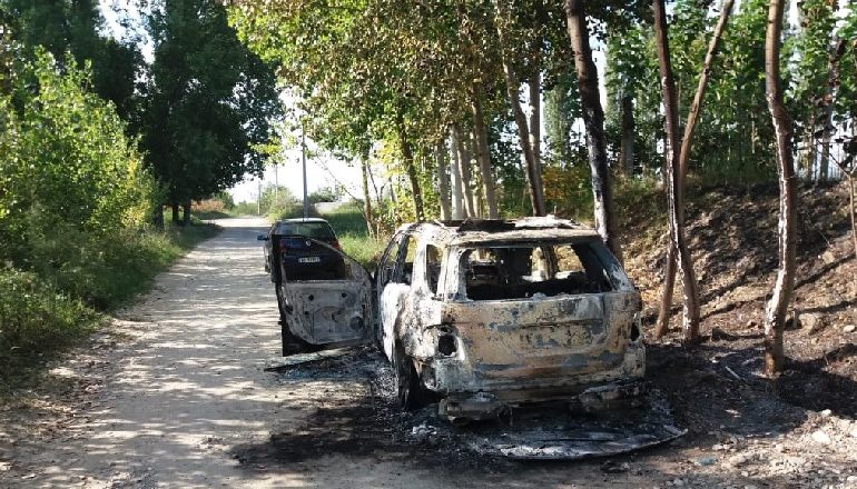 I VË FLAKËN NJË MAKINE DHE DËMTON…/ Shpallet në kërkim 21-vjeçari në Durrës