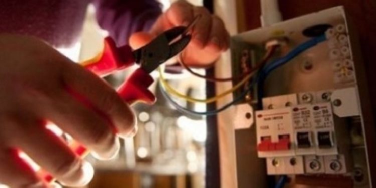 E RËNDË/ Bie në kontakt me rrymën elektrike në lokalin ku punonte, humb jetën 27-vjeçari
