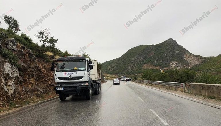 AKSIDENT ME VDEKJE NË AKSIN ELBASAN-PEQIN/ Makina i pret rrugën trajlerit, ndërron jetë 64-vjeçari
