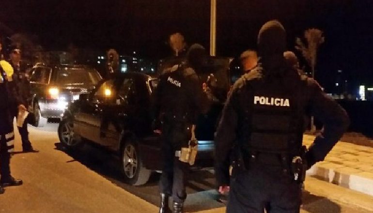 TË MASKUAR DHE TË ARMATOSUR/ Policia aksion në Vlorë, kontrolle nëpër biznese për persona në kërkim apo të armatosur