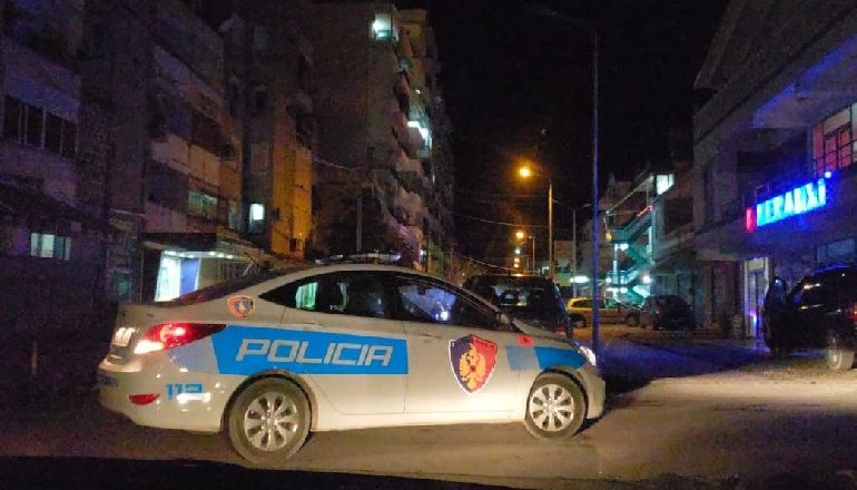 E FUNDIT/ Makina përplas këmbësorin në Vlorë, 34-vjeçari përfundon në spital