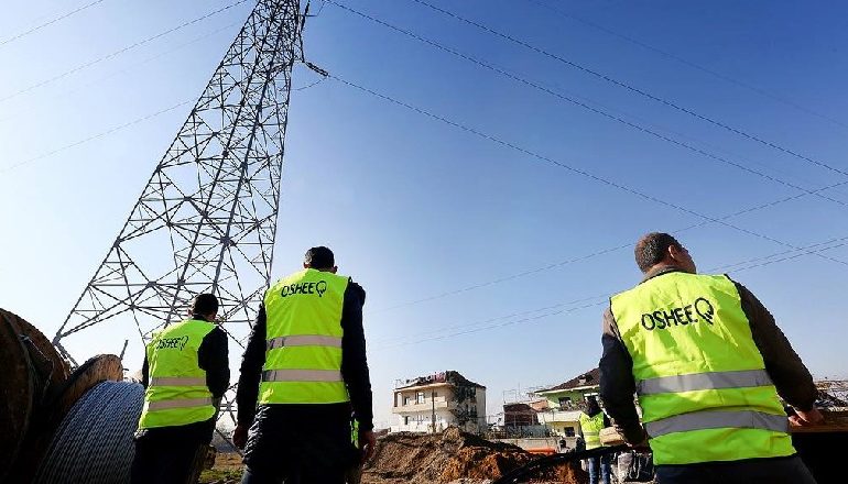 DEFEKT NË RRJET/ Disa zona në Tiranë mbesin pa energji elektrike