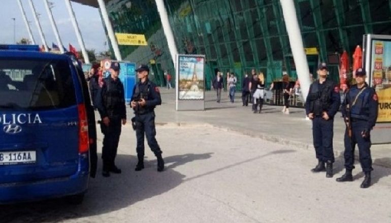 ISHIN NISUR DREJT ITALISË ME DOKUMENTA FALSE/ Arrestohen 3 të rinj në Rinas