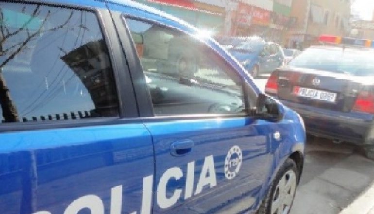HIDHET NË ERË ME TRITOL MAKINA E POLICIT NË DURRËS/ Detajet e para, të shoqëruar disa persona