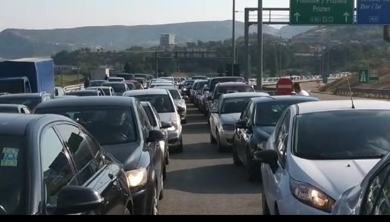 MASAT E REJA ANTI-COVID NË KUFI/ Radhë kilometrike nga Kosova drejt Shqipërisë. Shumica vijnë për pushime, dyndje në…