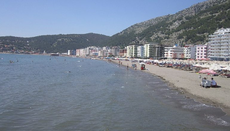 U FUT NË DET PËR T’U LARË/ Shpëtohet nga mbytja 40-vjeçari në Shëngjin