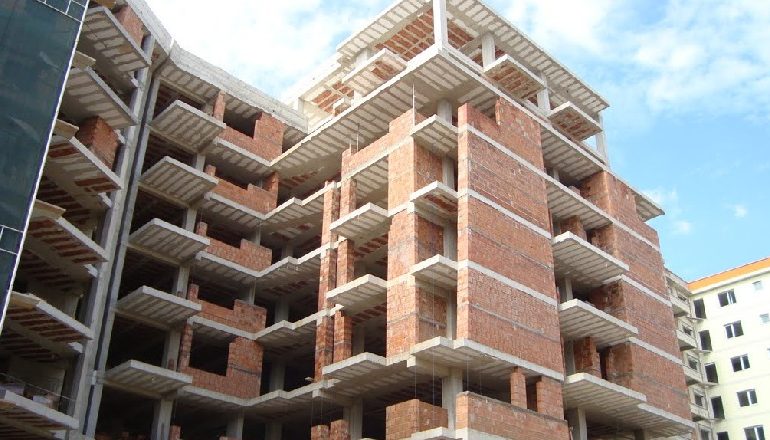 E RËNDË/ Po punonte në ndërtimin e një pallati, bie nga lartësia, ndërron jetë burri nga Kavaja