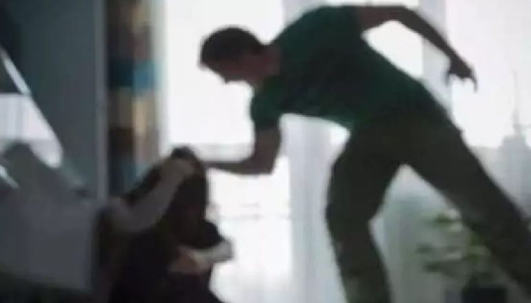 USHTRONTE DHUNË NDAJ BASHKËSHORTES/ Arrestohet 51-vjeçari në Ksamil, në kërkim…