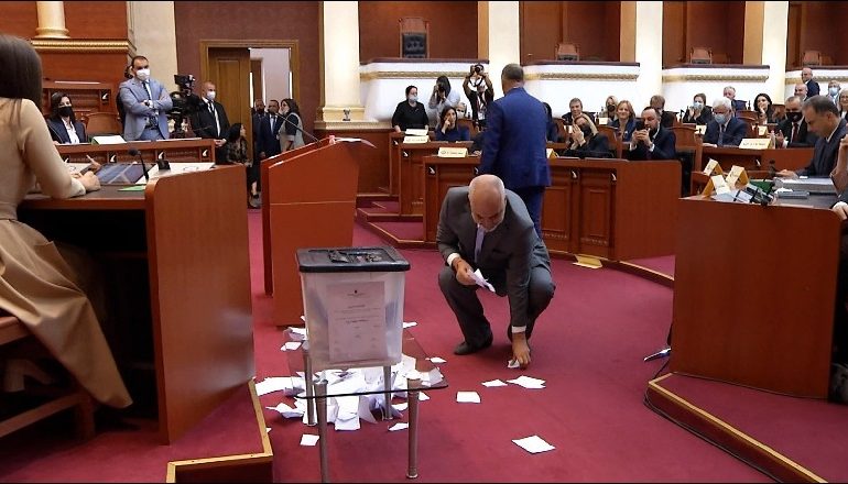VOTIMI PËR LINDITA NIKOLLËN/ Rama MBLEDH fletët e grisura dhe hedhura nga deputetët e PD