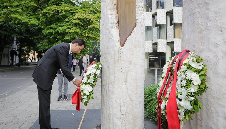 PËR HERË TË PARË PA SALI BERISHËN/ Basha homazhe tek memoriali i Azem Hajdarit: Model frymëzimi…